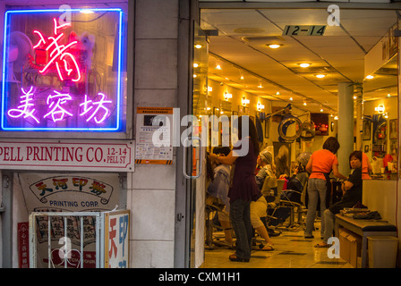 New York, NY, USA, auf der Suche im chinesischen Haar-Styling / Friseur in Chinatown, Manhattan Stockfoto