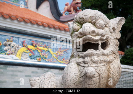 Guardian Lion außerhalb pak Tai Tempel auf Cheung Chau Hong Kong Stockfoto