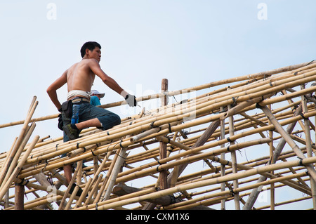 Arbeiter errichten Bambus Gerüst vor dem Cheung Chau bun Festival, Hongkong Stockfoto