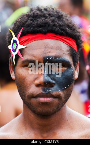 Mann gekleidet in traditionellen Stammes-Outfit für die Goroka Show, ein jährliches Festival in Papua New Guinea Highlands Stockfoto