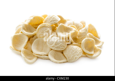 Orecchiette Nudeln roh roh in einem Haufen auf einem weißen Hintergrund isoliert Stockfoto
