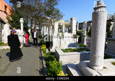 Besucher unter den Gräbern am Mausoleum und Friedhof von Sultan Mahmud II (1785 – 1839) im Sultanahmet-Viertel von Istanbul, Türkei Stockfoto