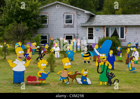 Die Simpsons-Familie, Cartoon Charakter Ausschnitte in einem Garten Stockfoto