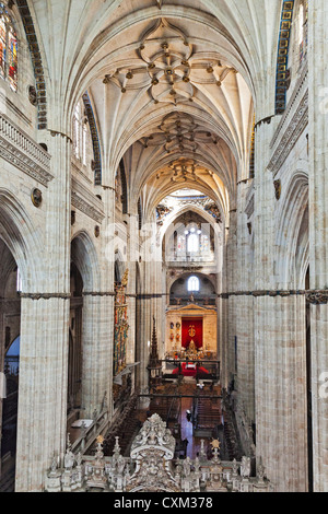 Luftaufnahme des inneren Mittelschiff mit Chor sitzen und Altarbild, gesäumt von Säulen und Decke. Kathedrale von Salamanca Stockfoto