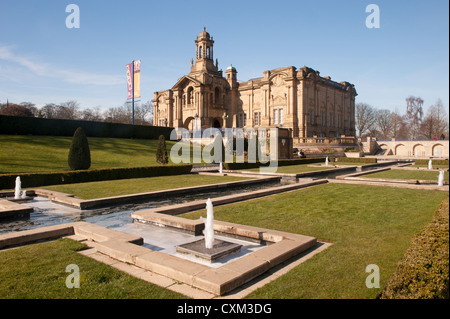 Außenansicht der Stadtkunstgalerie der sonnendurchfluteten Cartwright Hall (großes historisches Museumsgebäude) & Brunnen im Mughal-Wassergarten - Lister Park, Bradford, England Stockfoto