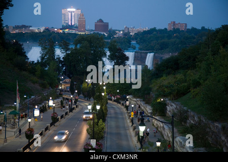 Ersten Blick auf die amerikanischen Wasserfälle auf Niagara von der Brücke auf der anderen Straßenseite Stockfoto