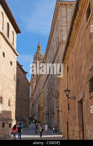 Alte Straße os Compañía mit der Kirche der Clerecia und die "Casa de Las Conchas" im Hintergrund. Salamanca, Spanien Stockfoto