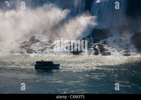 Die Maid of Nebel Tourenboot vorbei an The American Falls in Niagara Stockfoto