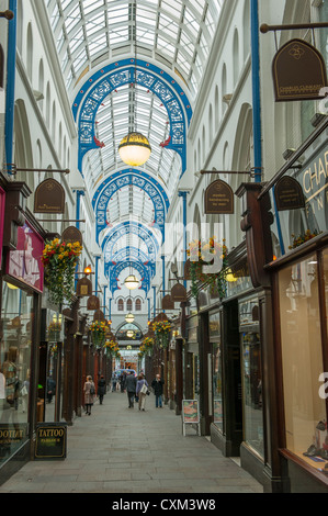 Käufer hinunter historischen Thornton's Arcade (Zeilen von Geschäften unter beeindruckenden Glas gewölbtes Dach) - Zentrum der Stadt Leeds, West Yorkshire, England, UK. Stockfoto