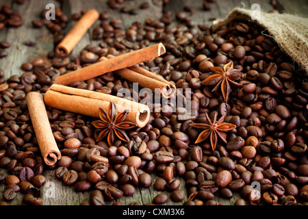 Kaffeebohnen, Zimt und Anis Vintage Stilleben Stockfoto