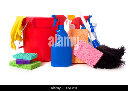 eine Vielzahl von Reinigung Versorgungsmaterialien und Chemikalien auf weißem Hintergrund, einschließlich Sprühflaschen, Handschuhe, Schwämme, Lappen und einen Eimer Stockfoto