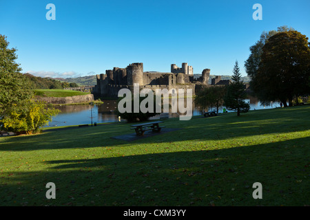 Caerphilly Castle Wales UK, größte Burg in Wales und einer der größten in Britain Polsterung über 30 Hektar im Jahre 1268 von Gil begann