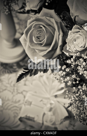 Beautful rosa und gelbe Blumen Potret mit einem Geschenk für eine Geschenkkarte Stockfoto