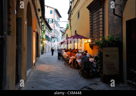 Touristen, die Essen gehen in einem Restaurant in Lucca Toskana Italien Stockfoto