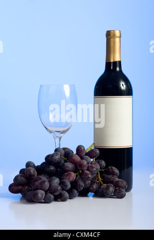 Trauben, Wein, ein Glas Wein und einem Korkenzieher auf blauem Hintergrund mit Textfreiraum. Wein-Hintergrund Stockfoto