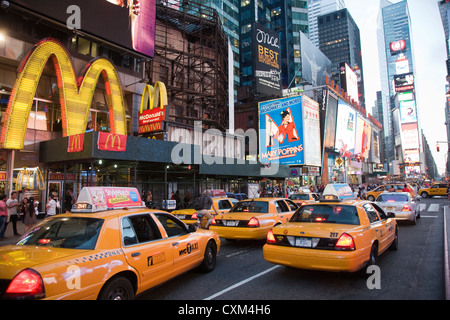 New York gelbe Taxis auf dem Times Square Stockfoto