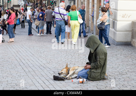 Bettler auf den Straßen von Prag mit seinem Hund Canis Lupus familiaris Stockfoto