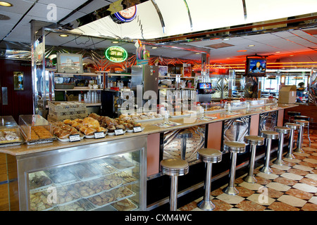 Inneren Zähler der Park West Diner, Little Falls, New Jersey, USA Stockfoto