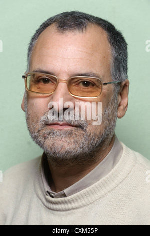 Porträt von einem mittleren Alters bärtigen Mann mit Brille Stockfoto