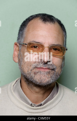 Porträt von einem mittleren Alters bärtigen Mann mit Brille Stockfoto