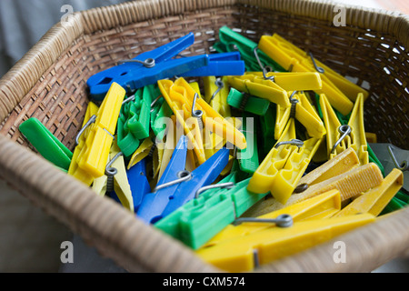 Haufen von gelben, blauen und grünen Kunststoff-Wäscheklammern Stockfoto