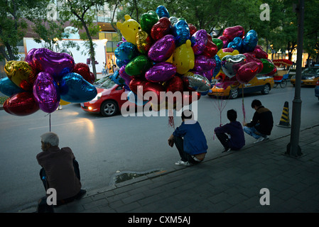 Beijing Ballon Verkäufer China Sanlitun Straße Stockfoto