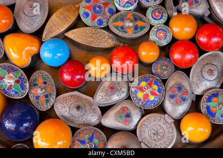 Emaille und Silber marokkanischen Berber Pillendosen, Marrakesch, Marokko Stockfoto