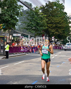 Jeong Jin-Hyeok eine 21-jährige südkoreanische laufen in London 2012 Herren Marathon. Er beendete 82nd. Stockfoto