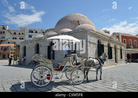 Pferdekutsche vor Kioutsouk-Hasan-Moschee direkt an Strandpromenade, Chania, Chania Region, Kreta, Kreta Region, Griechenland Stockfoto