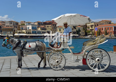 Pferdekutsche direkt an Strandpromenade, Chania, Chania Region, Kreta, Kreta Region, Griechenland Stockfoto