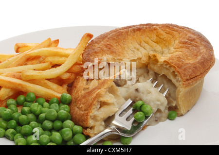 Closeup ein Chicken Pie, Chips und Erbsen mit einer Gabel auf einem Teller Stockfoto