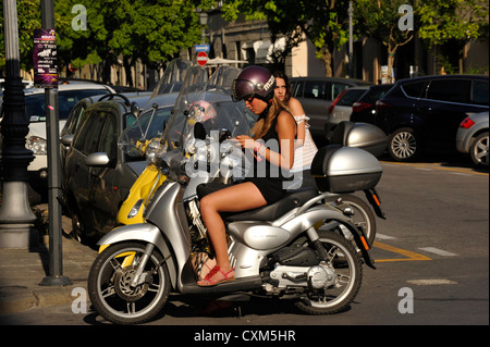 Attraktive Mädchen auf einem Roller in Lucca Toskana Italien Stockfoto