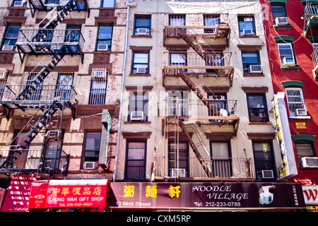 New York City - Aug 29: Alte Wohnhaus Wohnhäuser und Geschäfte in New York City Chinatown am 29. August 2012 Stockfoto