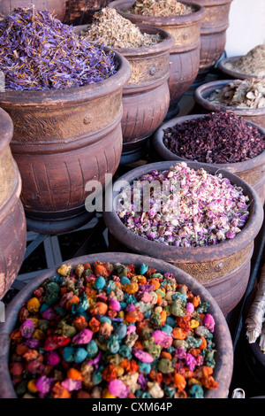 Keramik Töpfe mit getrockneten Blüten, Kräutern und Gewürzen, Marrakesch, Marokko Stockfoto