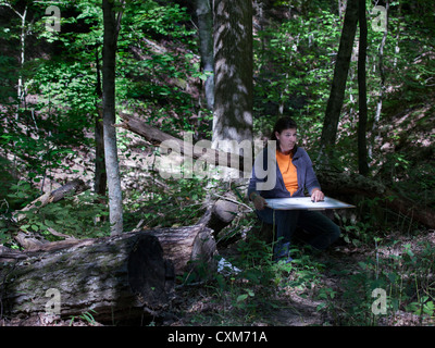 Holzkohle Kunststudentin Zeichnung im Wald am historischen Heimat des Künstlers T.C. Steele.  Ländliche Braune Grafschaft Indiana Amerika Stockfoto