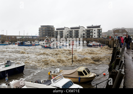 Run-off gegen starken Regen gießt in West Bay Harbour in der Nähe von Bridport Dorset Stockfoto