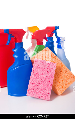 eine Vielzahl von Reinigung Versorgungsmaterialien und Chemikalien auf weißem Hintergrund, einschließlich Sprühflaschen, Handschuhe, Schwämme, Lappen und einen Eimer Stockfoto