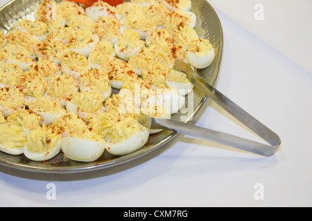 Detail der frischen deviled Egg Vorspeisen auf Partei-Tablett mit einer Zange Stockfoto