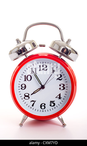 Roter Wecker auf weißem Hintergrund Stockfoto