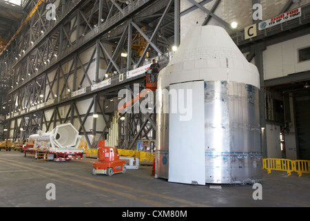 Worker arbeitet an einem Modell der nasa orion Kommandos- und Servicemodule mit Startabbruchsystem für artemis im Hintergrund Kennedy Space Center Florida Stockfoto