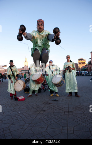 Tänzerinnen in traditionellen Kostümen in Platz Jamaa el Fna in Marrakesch, Marokko Stockfoto