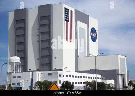 Außenseite des vab Fahrzeug Montagehalle Kennedy Space Center Florida USA fotografiert durch Fenster Stockfoto