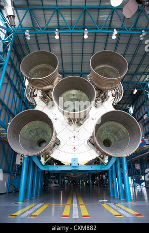 Rückansicht der Motoren des Saturn 5 in der Apollo Rakete Saturn V Center am Kennedy Space Center, Florida USA Stockfoto