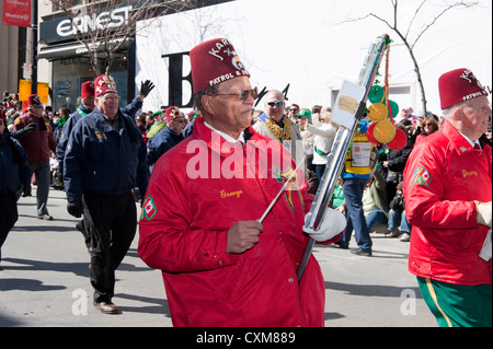 Xylophon-Spieler in den Shriners marschierendes Band, die Teilnahme an der St. Patricks Day Parade in Montreal. Stockfoto