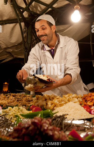 Essen Stand Kebab Fische Garnelen Couscous Platz Jamaa el Fna in Marrakesch, Marokko Stockfoto