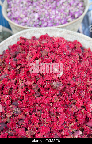 Rot und violett getrocknet Rosenknospen in Körben Marrakesch Marrakech, Marokko Stockfoto