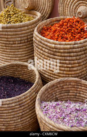 Getrocknete Blüten Blütenblätter Rosenknospen Körbe Markt einkaufen dekorative Duft Blütenblätter Marrakesch, Marokko Stockfoto