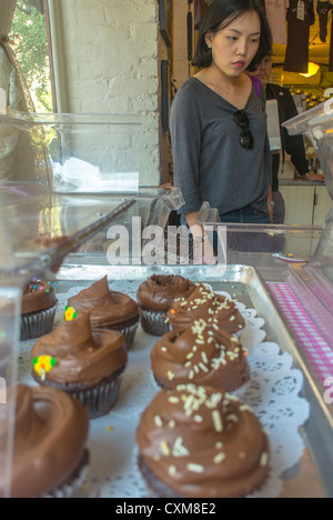 New York City, NY, USA, Woman Shopping in American Bakery Shop, „Magnolia“ in Greenwich Village, Schaufenster Display, Konditorei New york, Nachbarschaftsgeschäfte Stockfoto