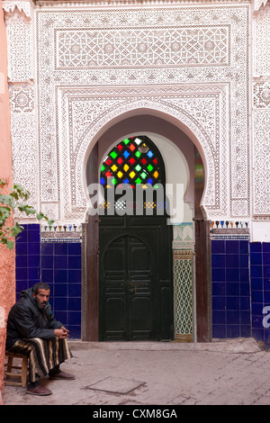 Mann, sitzend mit Tür in Marrakesch, Marokko Stockfoto