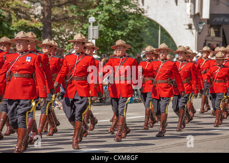 Königliche kanadische berittene Polizei bei der Calgary Stampede Feier öffnen Parade marschieren Stockfoto